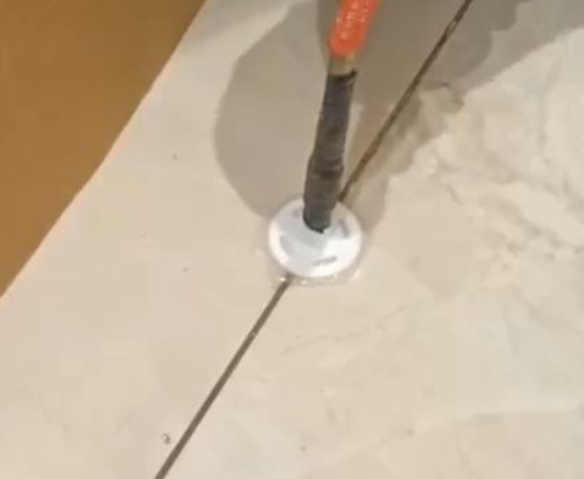 赣县瓷砖空鼓维修公司专业解答瓷砖在铺贴过程中，如果没有涂抹均匀到位的粘结材料（如水泥砂浆或瓷砖胶），可能会导致以下问题