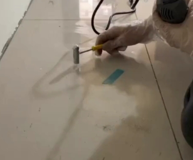 赣县瓷砖开裂维修公司专业分享瓷砖在铺贴前如果没有沥干水分，将会导致以下问题
