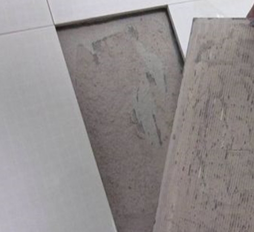 赣县瓷砖空鼓维修公司分享瓷砖铺贴时如果打浆（即涂抹在瓷砖背面和基层上的砂浆或瓷砖胶）过少，会带来以下问题